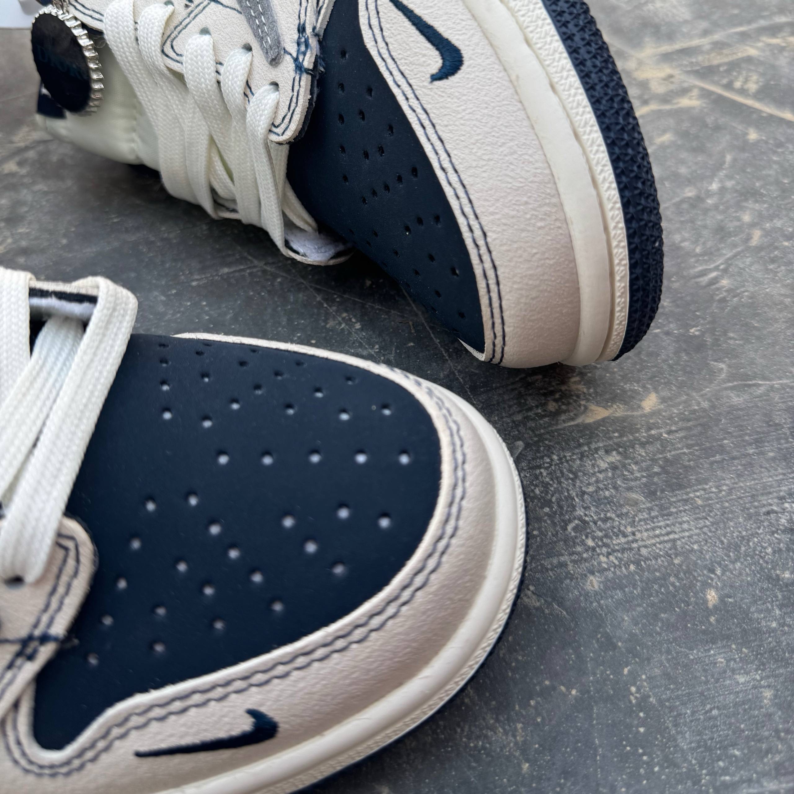 ترویس اسکات دیور Nike Air Jordan 1 Low OG SP Travis Scott x Dior.