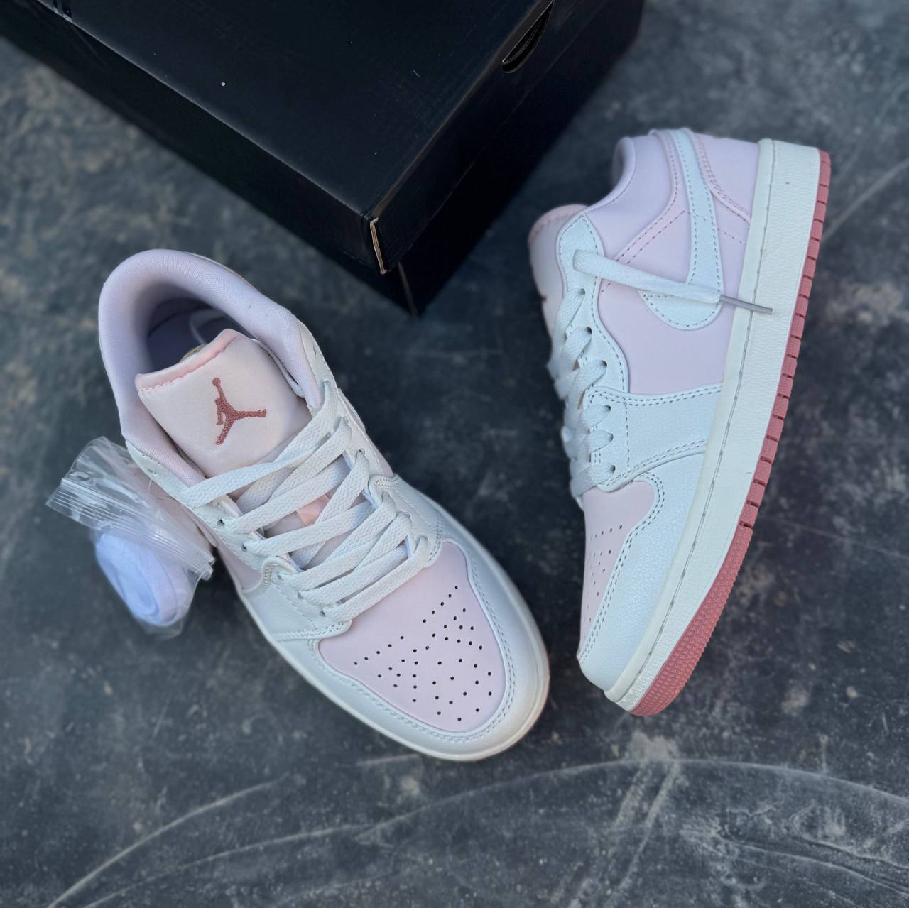 نایک ایر جردن صورتی سفید