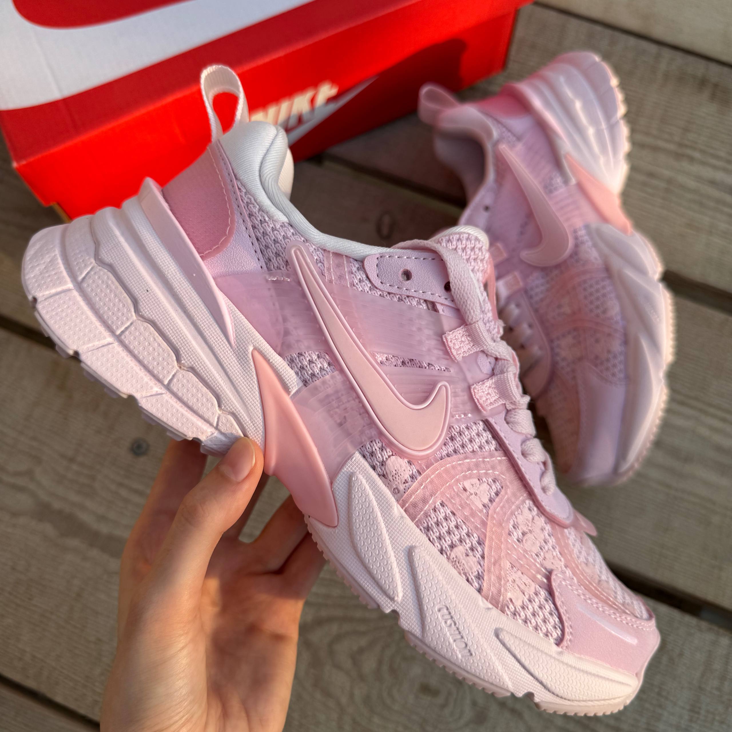 نایک وی تو کی ران صورتی Nike V2K Run 